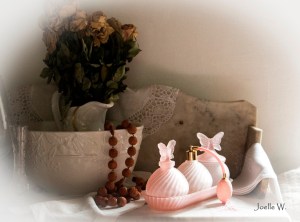 -Un joli ensemble d'objets de toilette bien plus récents mais bien charmants