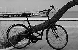 La-bicyclette-noire-en-gris.jpg
