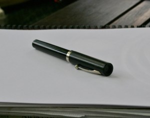 L'instrument d'écriture, comme le prolongement de la pensée, juste avant qu'il soit sur le papier...