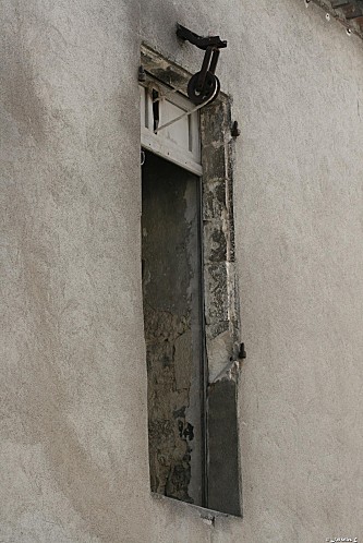 Portes-et-fenetres-etc 0404 porte et poulie a grains