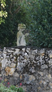 Jeune fille derrière le mur