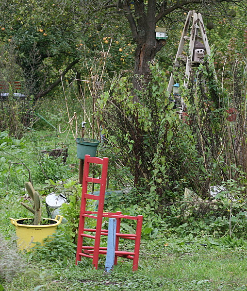 chaise rouge au jardin de cergy village